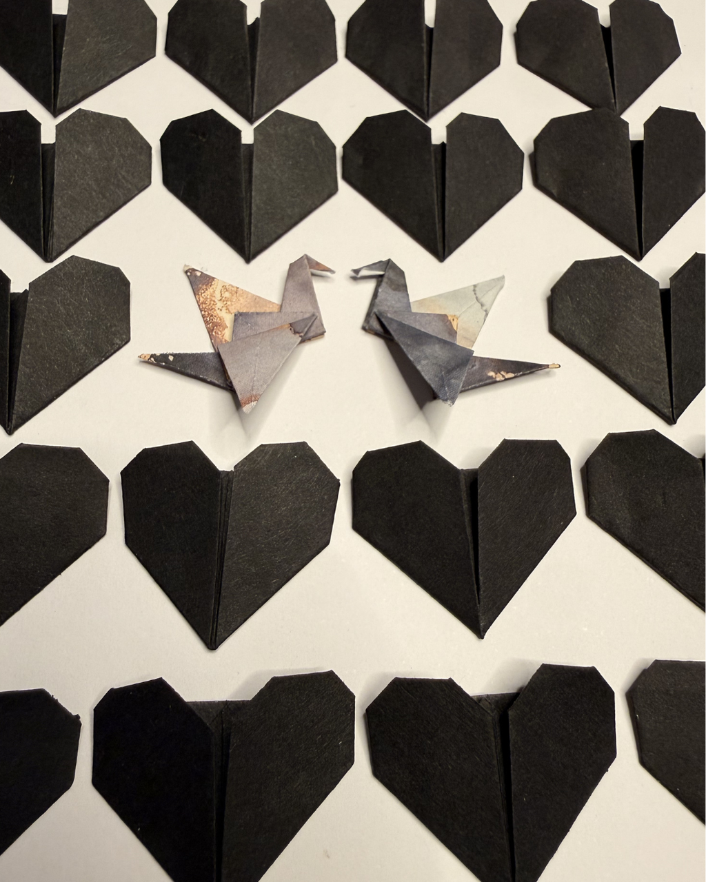 Detalle grullas de origami y corazones plegados a mano - MÖMÖ Lab