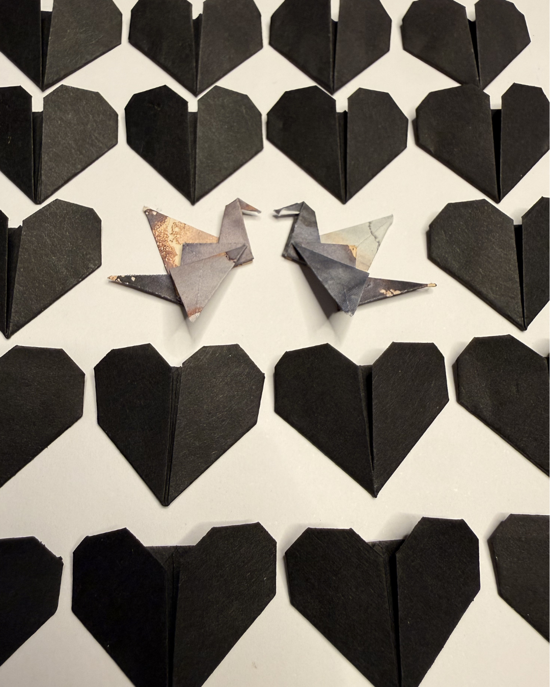 Detalle grullas de origami y corazones plegados a mano - MÖMÖ Lab