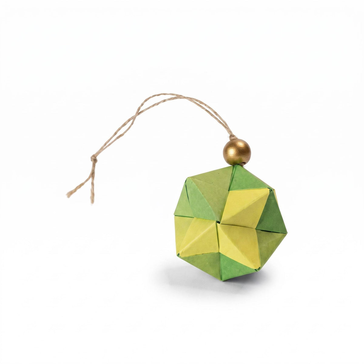 Esfera de origami verde y amarilla con cuenta dorada y cordel de yute