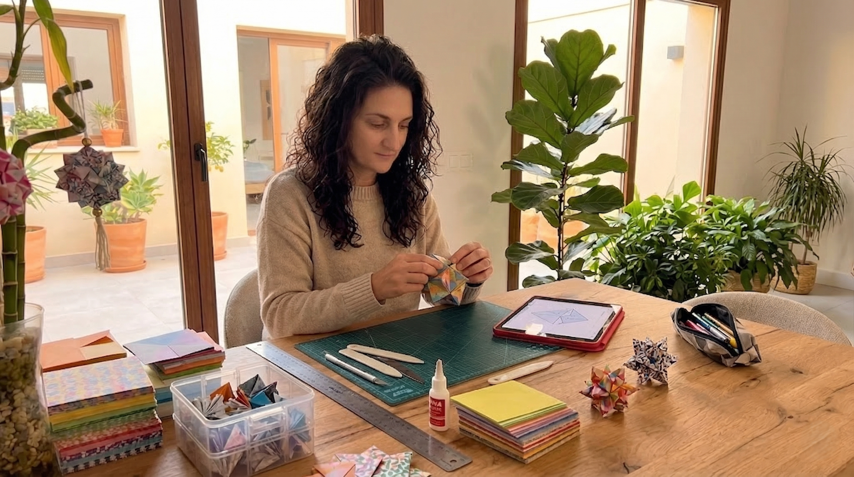 Fabricación de arte origami modular hecho a mano — MÖMÖ Lab taller artístico