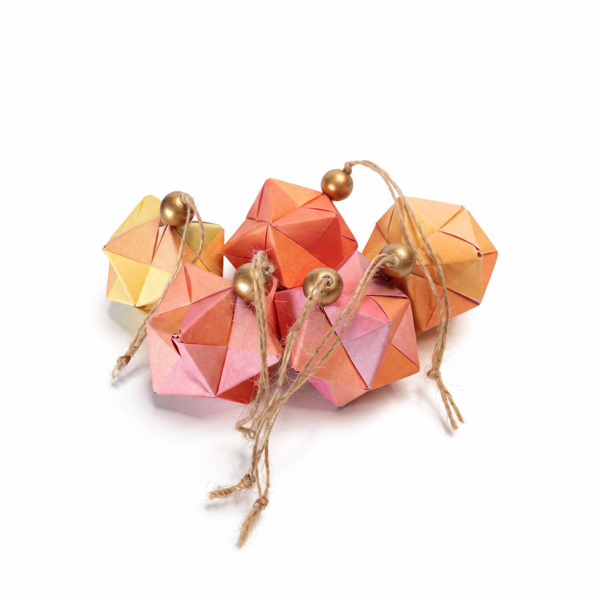 Esferas de origami en tonos naranja, rosa y amarillo con cuentas doradas y cordel