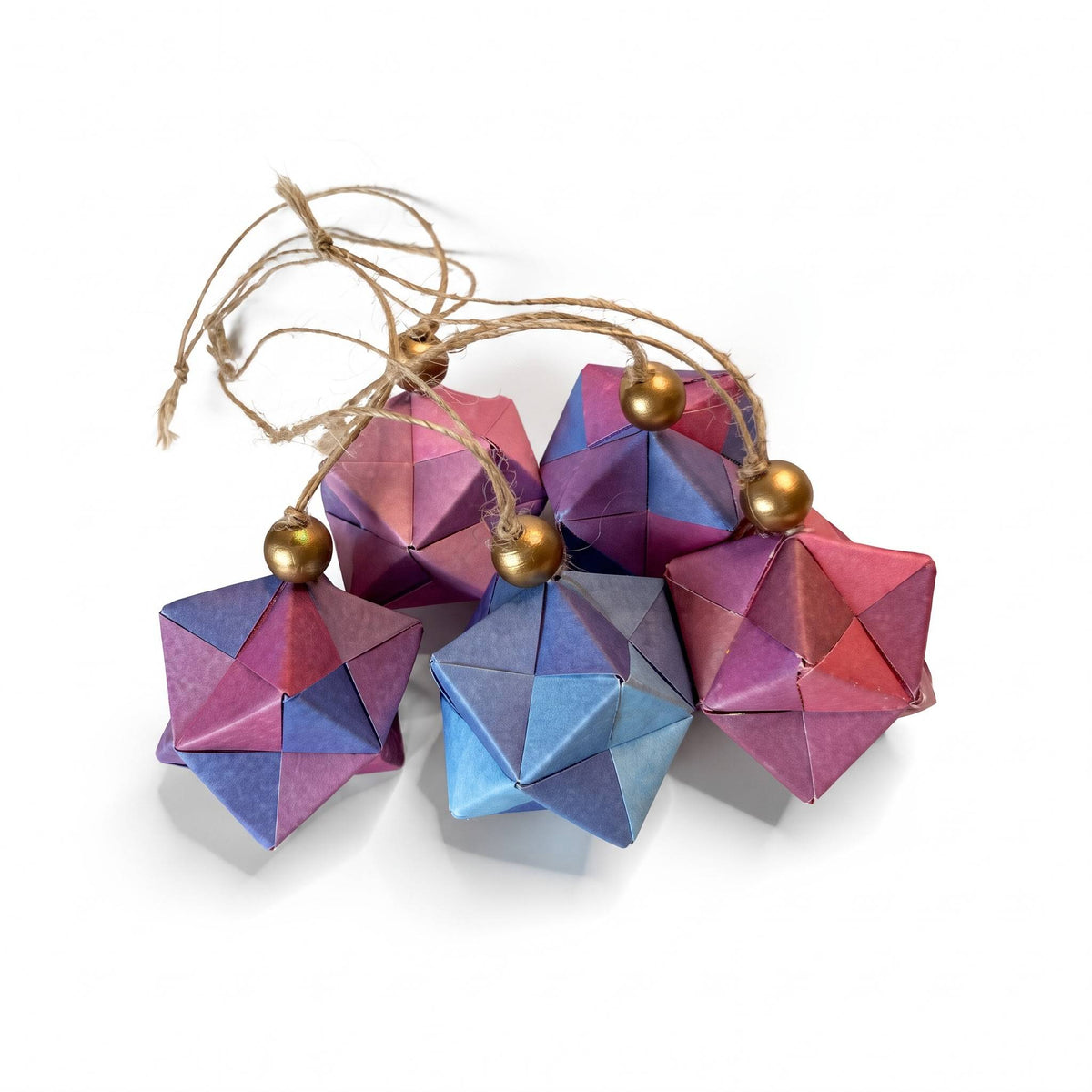 Esferas de origami moradas, rosas y azules con cuentas doradas y cordel