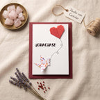 Tarjeta de agradecimiento MÖMÖ Lab con grulla y corazón rojo de origami, sobre lino con dulces, etiqueta kraft, cordel y lavanda